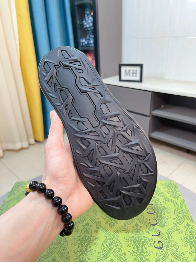 Men's shoes 💰260🌹🌹 (gucci-Gucci) New men's slippers, high-end boutique, made of cowhide, with exquisite embossed logo decoration on the upper, fine workmanship, super soft soles, casual, loose and comfortable, a must-have in summer! \nsize：38-44